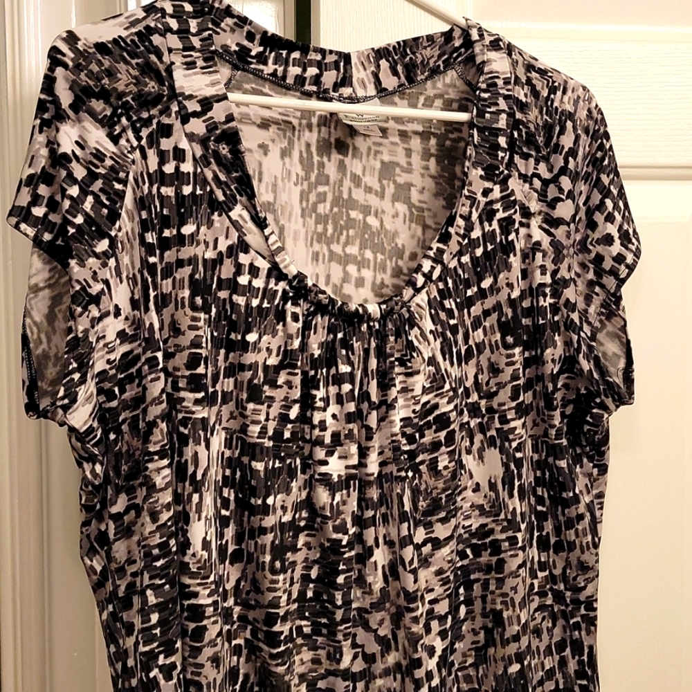 Womens size 1X Worthington black/white pattern blouse